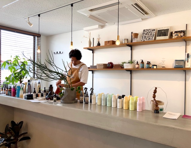 熊本市東区尾ノ上|40代女性に人気の美容室ヨハク|店主片岡がコーヒーをいれる写真