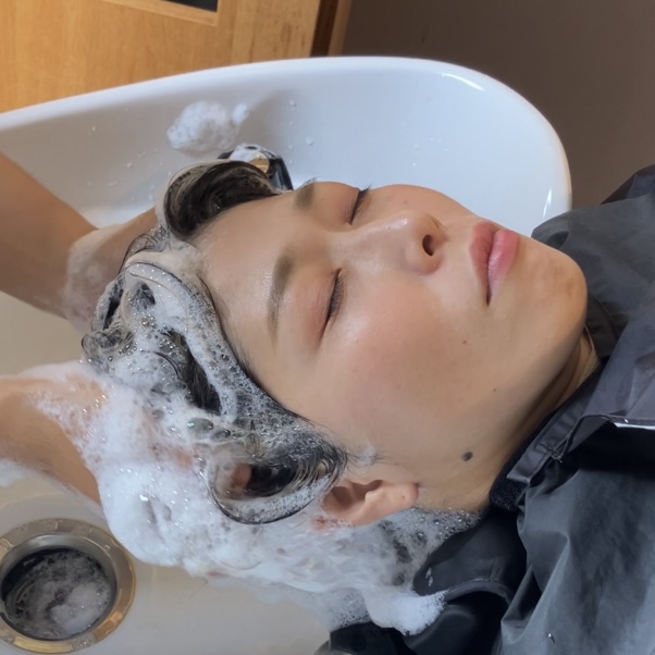 40代女性に人気|熊本市東区尾ノ上美容室ヨハク|ヘッドスパのリンパマッサージ写真